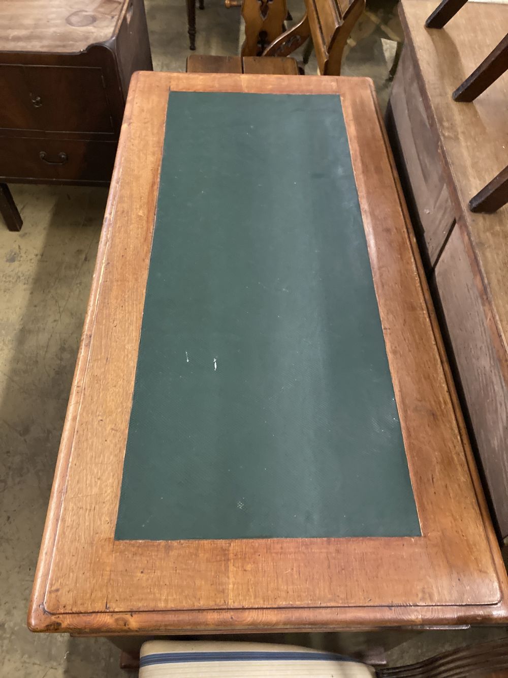 A Victorian mahogany pedestal desk, width 118cm, depth 58cm, height 72cm